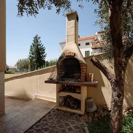 Clara In With Pool فيلة *