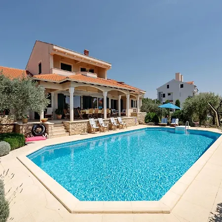 Beautiful Clara With A Swimming Pool In Ko Ino Near The Sea * Kožino