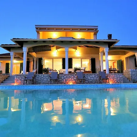 Vila Beautiful Clara With A Swimming Pool In Ko Ino Near The Sea Kozino