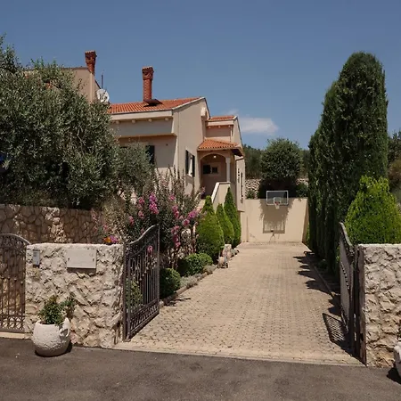 Clara In With Pool *