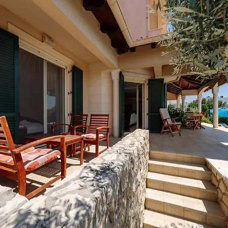 Vila Beautiful Clara With A Swimming Pool In Ko Ino Near The Sea