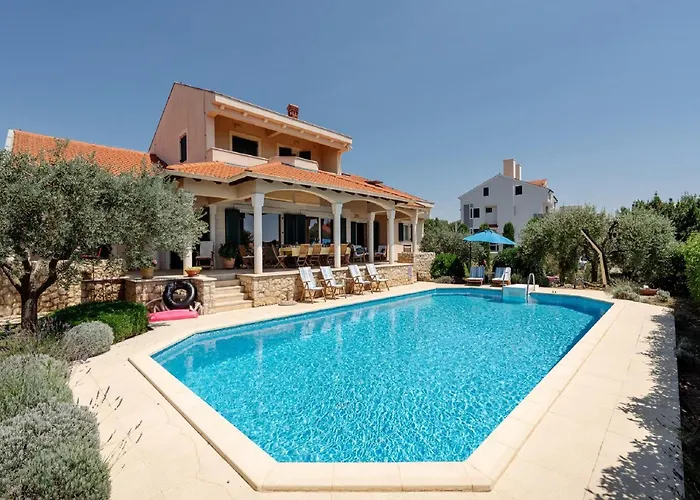 Clara In With Pool Вилла Кожино