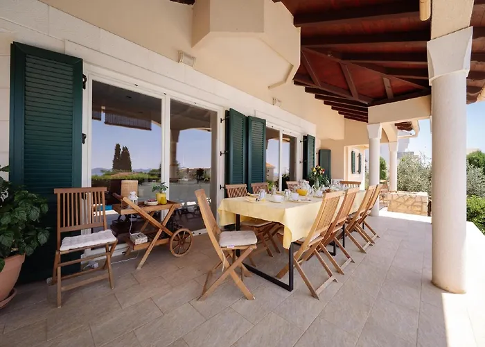 Clara In With Pool Вилла Кожино