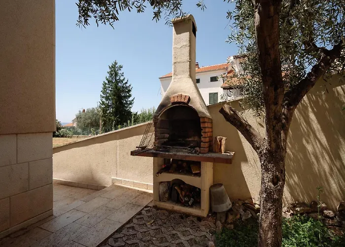 Clara In With Pool Вилла *