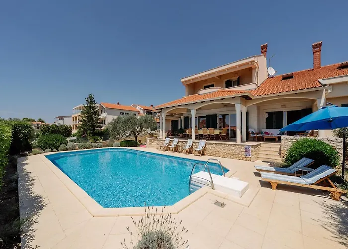 Clara In With Pool Вилла Кожино