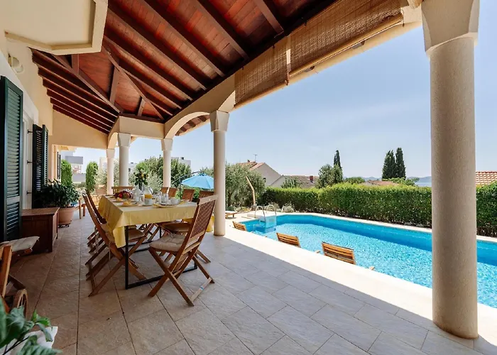 Clara In With Pool Вилла *