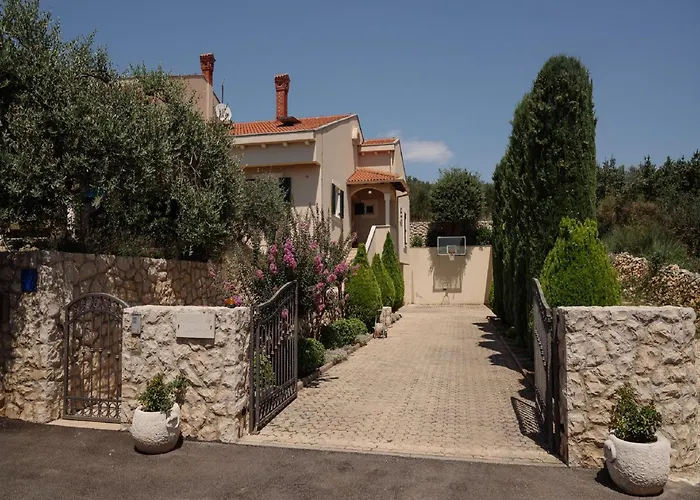 Clara In With Pool *